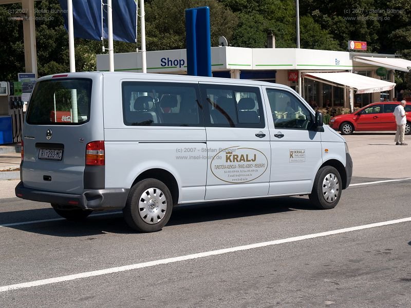 unser Transferbus vom Flughafen Mali Losinj zur Fhre nach Valbiska an der Fhranlegestelle in Valbiska