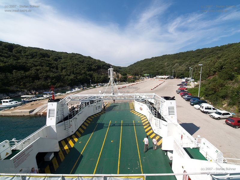 Blick von der Fhre auf den Fhrhafen von Valbiska auf der Insel Krk