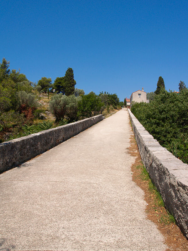 Bild der Kreuzung zwischen Mali Losinj und Veli Losinj - Weg zur Bucht / zum Strand Valdarke