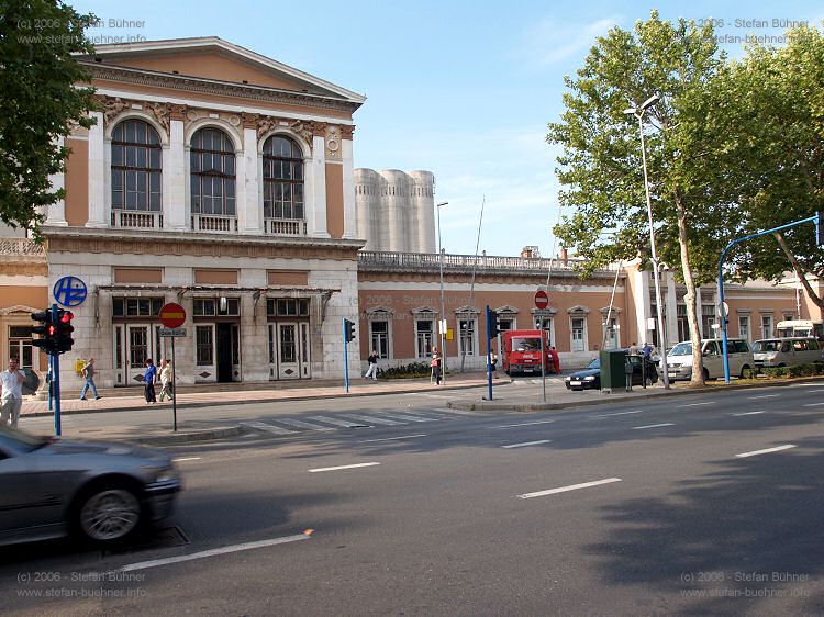 das Bahnhofsgeb�ude von Rijeka mit dem Bahnhofsvorplatz