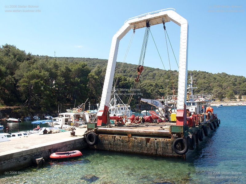 ein Tauch-, Basis- , Expedtitions- oder Bergungsschiff im Hafen der Bucht Valdarke in Mali Losinj