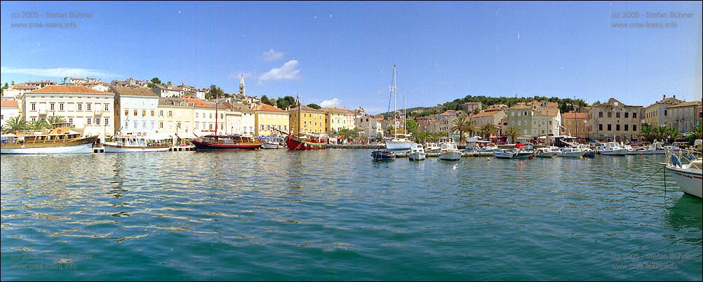 Panoramafotos von Mali Losinj - der Hafen von Mali Losinj - Blick auf den Platz im Hafen, wo im Sommer Konzerte und Veranstaltungen stattfinden