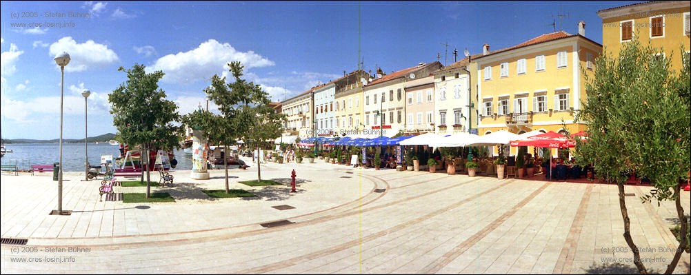 Panoramafotos von Mali Losinj - Cafe's, Bars und Gaststtten reihen sich im Hafen von Mali Losinj aneinander, der abends zu DER Flaniermeile auf der Insel Losinj wird.