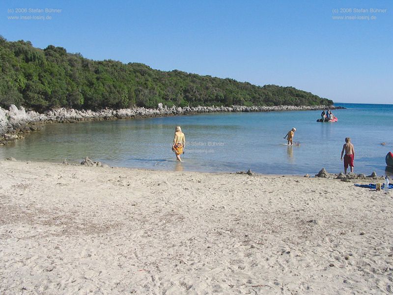 ein Wunder ... ein ostseekompatibler Sandstrand. Sand am Ufer, Sand im Wasser, sogar Sandburgen bzw. Trpfelburgen  kann man bauen