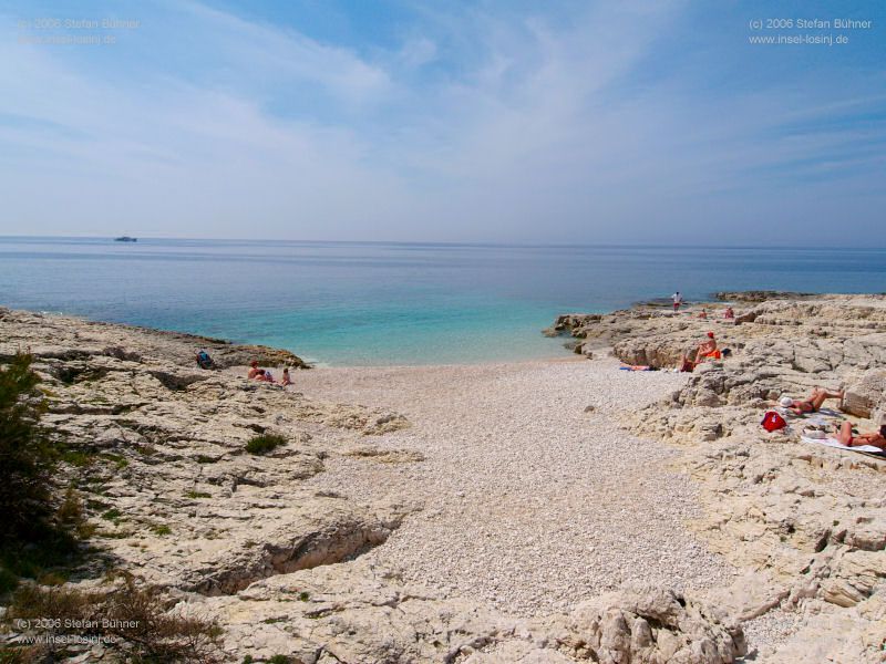 Strand in der Sonnenbucht - Suncana Uvala mit dem Sport- und Freizeitzentrum Veli Zal in Mali Losinj - Kroatien