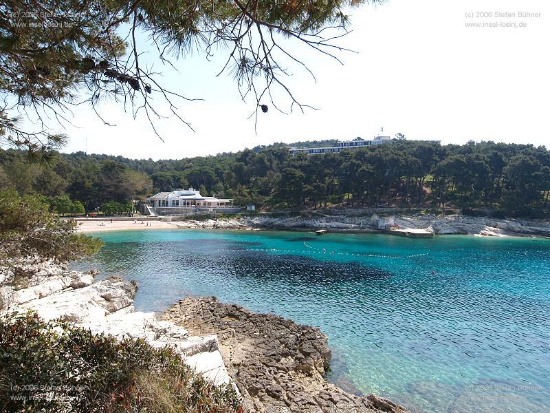 Strand in der Sonnenbucht - Suncana Uvala mit dem Sport- und Freizeitzentrum Veli Zal in Mali Losinj - Kroatien