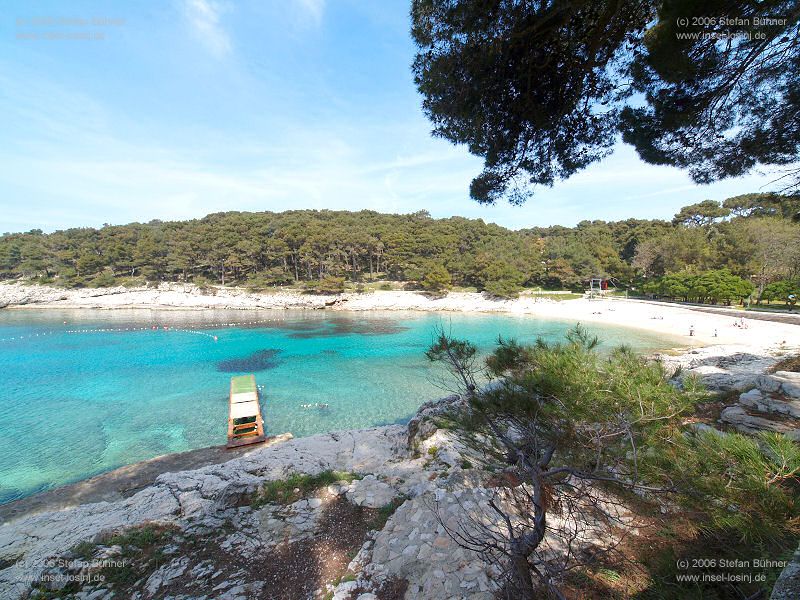 Strand in der Sonnenbucht - Suncana Uvala mit dem Sport- und Freizeitzentrum Veli Zal in Mali Losinj - Kroatien