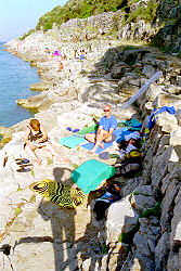 Strand in der der Bucht Javorna in Veli Losinj - Uvala Javorna