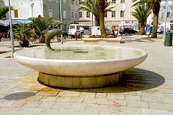 Delphinbrunnen im Hafen von Mali Losinj