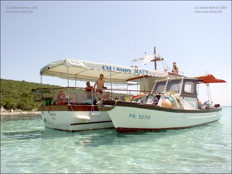 Ausflugsboote in einer Badebucht bei Veli Losinj